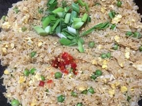 下入蒜苗和剁椒翻炒均匀即可关火。