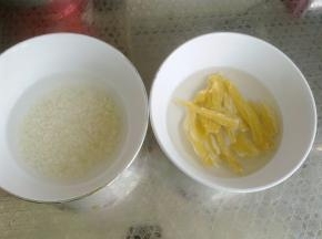 将腐竹用温水浸泡至体积变大、变软。
