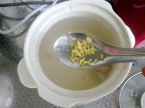 再把姜切碎放入。