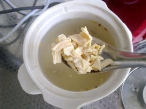 把泡软的腐竹切块放入。
