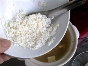 最后放入大米，炖煮一小时左右。