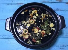 浸泡好的食材大火煮沸后转小火煮30分钟，关火前加入冰糖搅拌均匀。