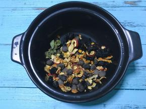 将食材清洗干净后倒入砂锅，加纯净水浸泡30分钟。