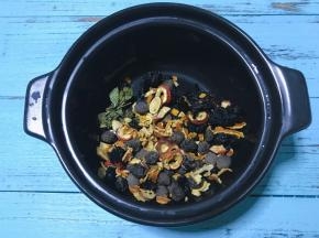 将食材清洗干净后倒入砂锅，加纯净水浸泡30分钟。