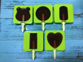 在屋诺雪糕模具中插入雪糕棒，将酸梅汤倒入模具，放入冰箱冷冻6小时以上。