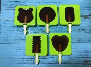 在屋诺雪糕模具中插入雪糕棒，将酸梅汤倒入模具，放入冰箱冷冻6小时以上。