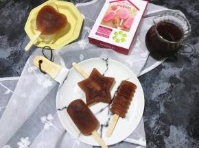 冻好的酸梅冰棍，直接脱模，即可食用。