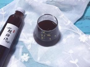 煮好的酸梅汤晾凉后用筛网虑掉料渣。