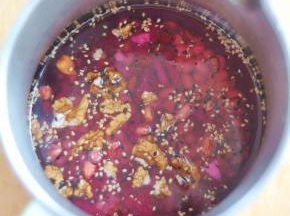 将上面所有材料放入豆浆机中，加入适量的水。