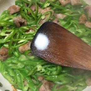 炒至青椒变色，调入盐和鸡精，翻炒均匀即可关火。