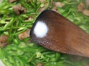 炒至青椒变色，调入盐和鸡精，翻炒均匀即可关火。
