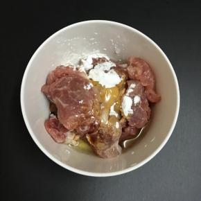 前腿肉切薄片放入碗中，调入少许酱油，加入玉米淀粉和少许玉米油，用手抓匀备用。