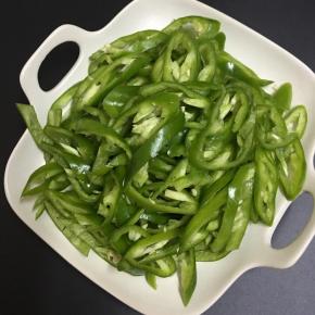 青椒洗净去籽，切圈备用。