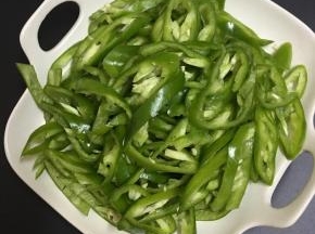 青椒洗净去籽，切圈备用。