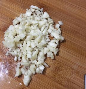 蒜头切碎。