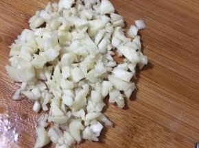 蒜头切碎。