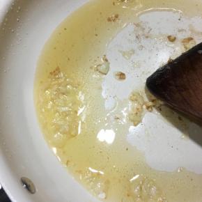 锅中倒入油，大火烧热，下入蒜末煸出香味。