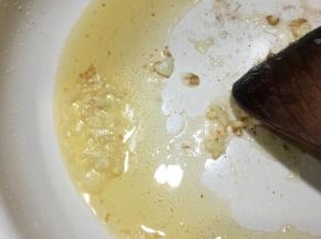 锅中倒入油，大火烧热，下入蒜末煸出香味。