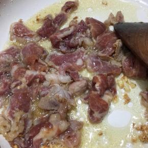 下入肉片翻炒。