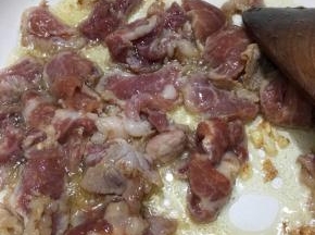 下入肉片翻炒。