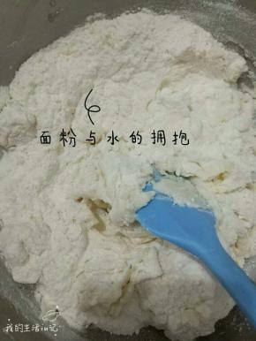先将水倒入面粉搅拌均匀，因为水量较少拌不匀也没关系