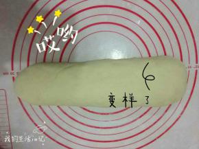 将蛋液混入面粉里揉成这个样子，如果太湿记得撒些粉继续揉，不要太干面团拿起来是软软哒