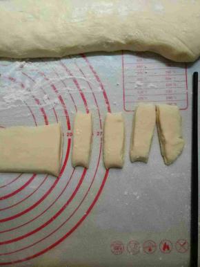 第二天拿出来回温半个小时，像这样整成条记得不要再揉面，这是油条能炸得蓬松的关键