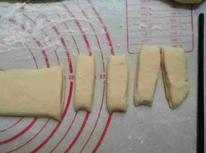 第二天拿出来回温半个小时，像这样整成条记得不要再揉面，这是油条能炸得蓬松的关键
