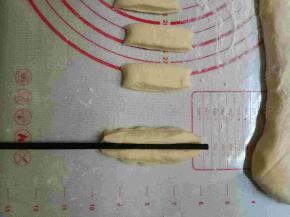 两个小面块垒在一起用筷子在中间压一下，两头用手指捏紧这样炸的时候不容易散开