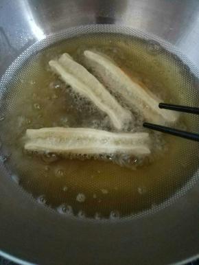 油锅一定要够热了才能下锅 要不然炸不成形，把油条拉到一定长度下锅，等浮起来再去翻动油条