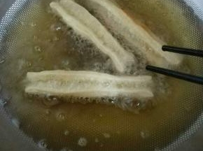 油锅一定要够热了才能下锅 要不然炸不成形，把油条拉到一定长度下锅，等浮起来再去翻动油条
