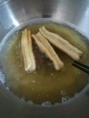 等炸至两面微黄就可以出锅了，不要炸太久颜色深了出来就不好看