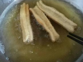 等炸至两面微黄就可以出锅了，不要炸太久颜色深了出来就不好看