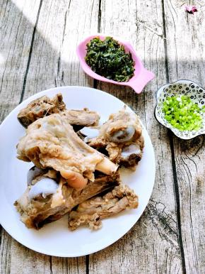 煮好的大骨，蘸点酱汁很美味哦