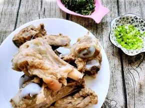 煮好的大骨，蘸点酱汁很美味哦
