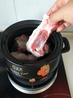 放入砂锅先焯水