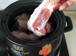 放入砂锅先焯水