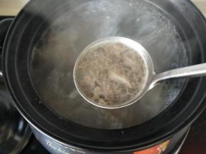 砂锅从新加入水，贵滚开后撇去浮沫