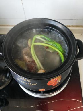 调料依次放入砂锅内