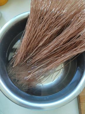 红米线先用水泡一下，当然不泡也可以额。