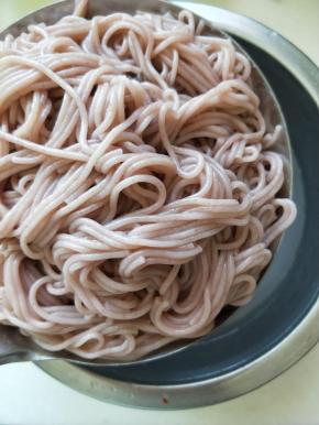 煮好的米线用冷开水过一下。