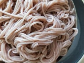 煮好的米线用冷开水过一下。