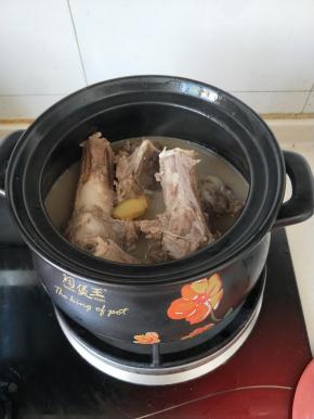 慢火煮好的骨头汤。浓汤浓味成品油三碗。