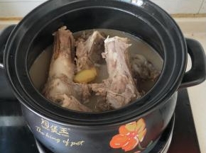 慢火煮好的骨头汤。浓汤浓味成品油三碗。