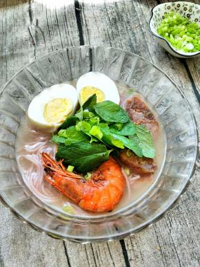 碗中放入米线加入配料一碗营养多多的大骨面来了。