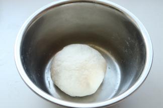 面粉加水和一点点盐，活成光滑的面团，醒发15分钟。