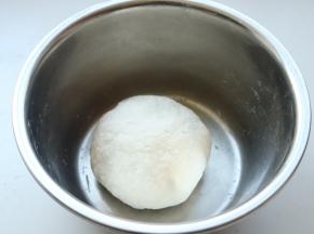面粉加水和一点点盐，活成光滑的面团，醒发15分钟。