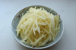 沥干水分待用。