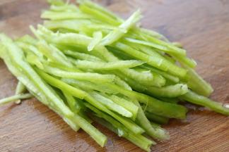 青椒切成细丝。