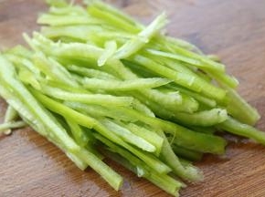 青椒切成细丝。